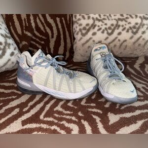 Nike Lebron James 18 play for the future